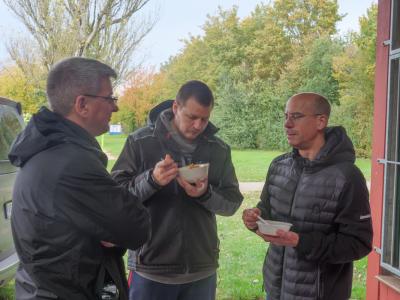 Gruppe beim Futtern