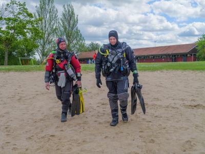 Christian ung Georg auf dem Weg zum Wasser