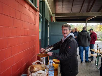 Sabine beim Essen vorbereiten