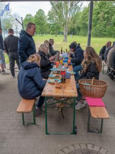 Gruppe beim Essen